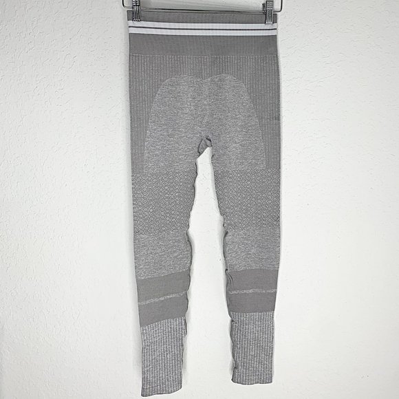 Seamless Striped High-Waist Sports Bra & Ruched Legging Set in Grey - Picture 6 of 9